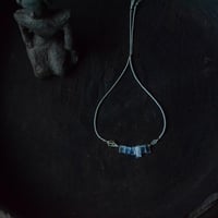 White labradorite/曹灰長石　2　自然染めシルク腕飾り  （五倍子染め）