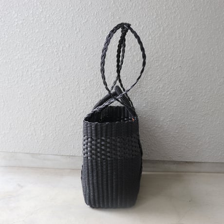 【プラスチック】 ストロー ショルダー付バスケットトート M31 ブラック (生産終了品)