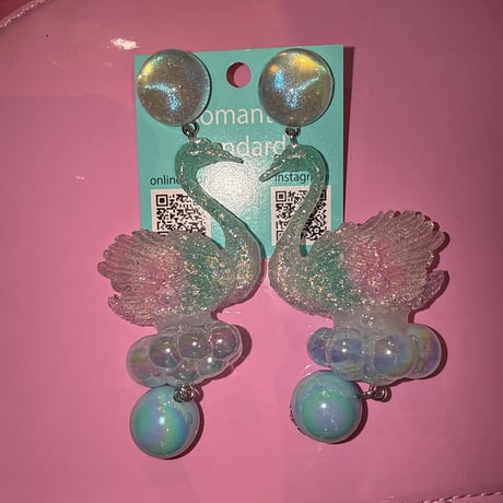 キラキラスワンピアス
