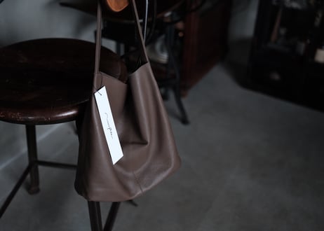 SQUARE SHOULDER. TAUPE