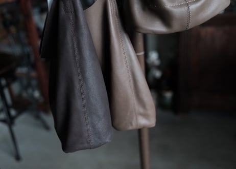 SQUARE SHOULDER. TAUPE  DARK CHOCO