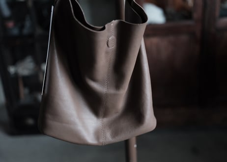 SQUARE SHOULDER. TAUPE