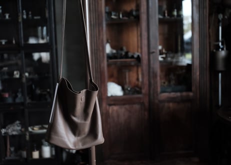 SQUARE SHOULDER. TAUPE