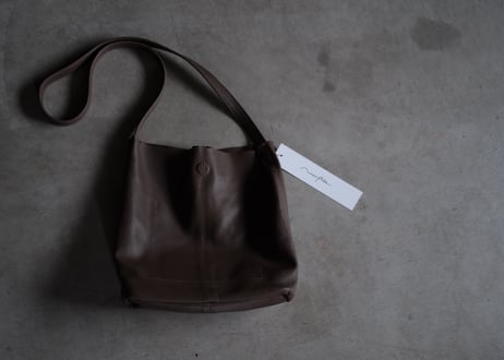 SQUARE SHOULDER. TAUPE