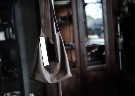 SQUARE SHOULDER. TAUPE