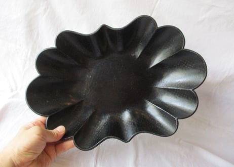 Papier‐mâché / Shell-shaped tray