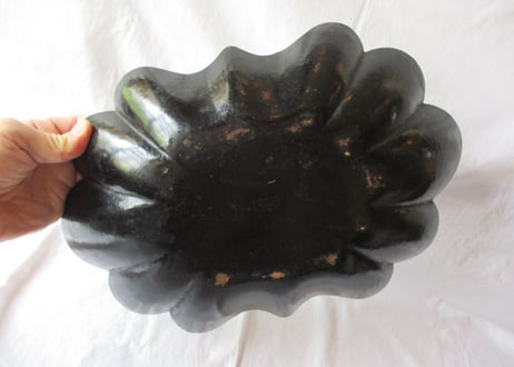 Papier‐mâché / Shell-shaped tray