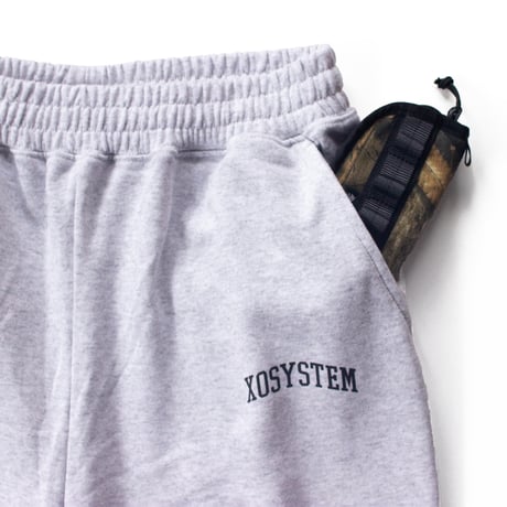 XOSYSTEM｜XO COLLEGE ARCH LOGO 8.8oz SWEAT PANTS