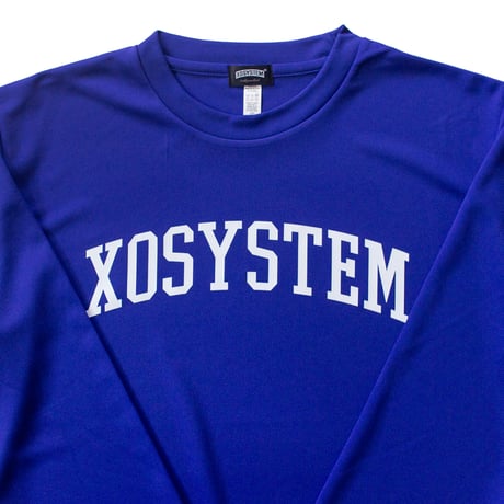 XOSYSTEM｜XO COLLEGE ARCH LOGO DRY L/S TEE