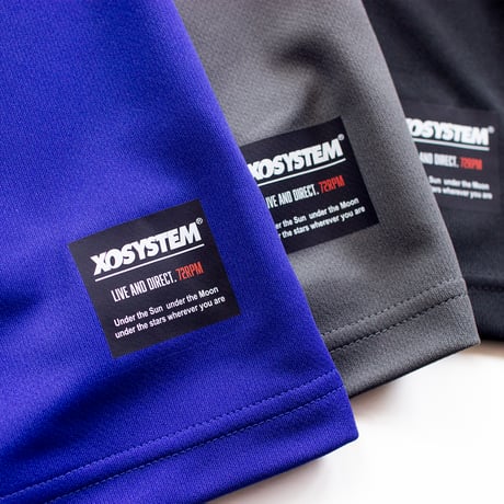 XOSYSTEM｜XO COLLEGE ARCH LOGO DRY L/S TEE
