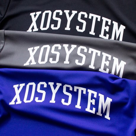 XOSYSTEM｜XO COLLEGE ARCH LOGO DRY L/S TEE