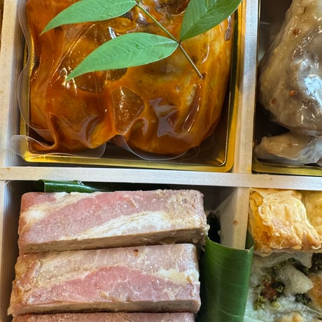 《配送》2027豪華トリプル！おせち一段&12ケ月のオードブル二段＆肉肉セット