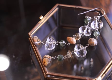 クリスタル、アクチノライトインクォーツ　ロングピアス