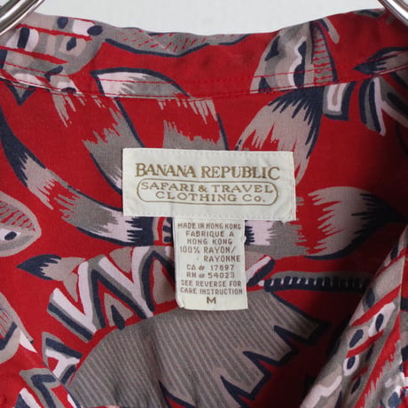 BANANA REPUBLIC”