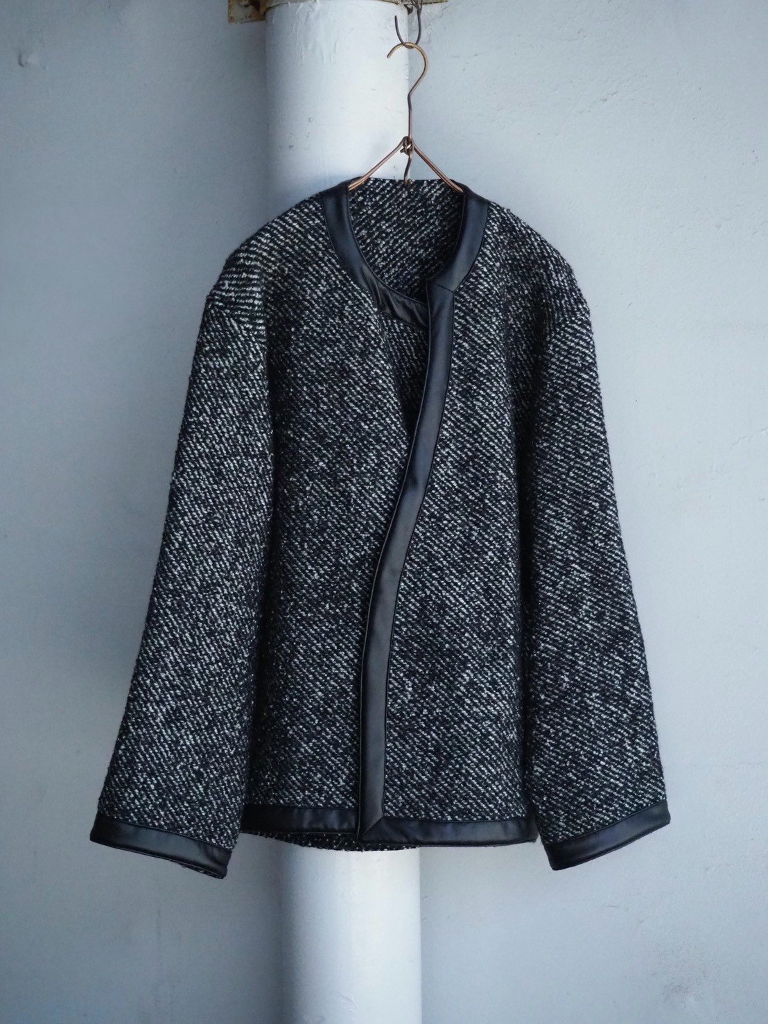 m's braque / 262513 / ASYMMETRIC NO-COLLAR TRIM