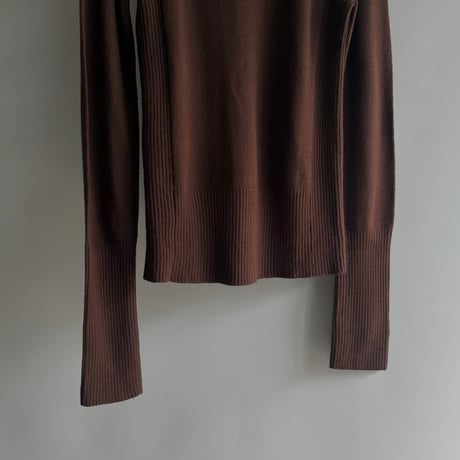 Brown ribbed design turtleneck knit
