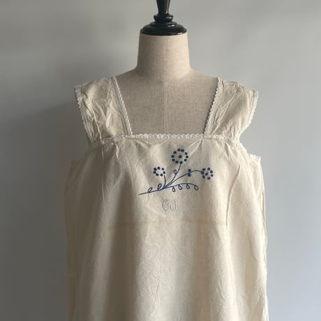 Vintage apron with flower embroidery