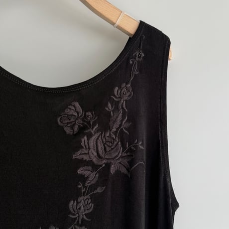 Flower embroidery sleeveless tops