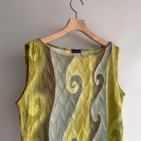 Art pleated sleeveless tops