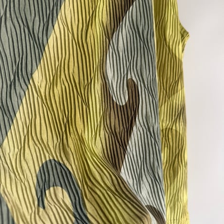Art pleated sleeveless tops