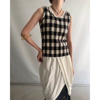 monochrome check tank