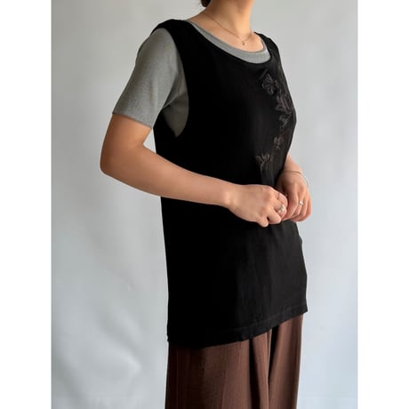 Flower embroidery sleeveless tops