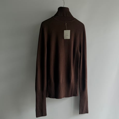 Brown ribbed design turtleneck knit