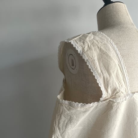 Vintage apron with flower embroidery