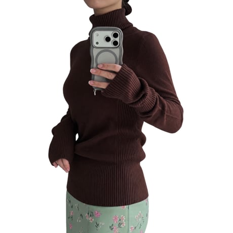 Brown ribbed design turtleneck knit