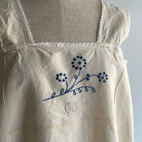 Vintage apron with flower embroidery