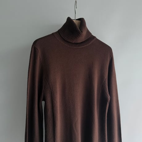 Brown ribbed design turtleneck knit