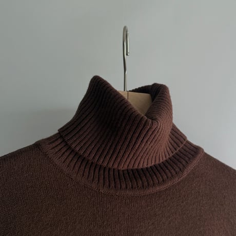 Brown ribbed design turtleneck knit