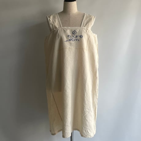 Vintage apron with flower embroidery