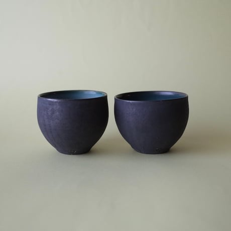 山﨑美和／YAMASAKI Miwa「黒×青のぐいのみ（つぼむ）」