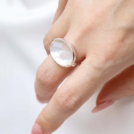 White Shell × Quartz Ring