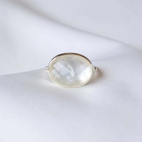 White Shell × Quartz Ring