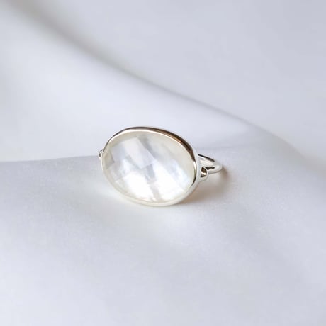 White Shell × Quartz Ring