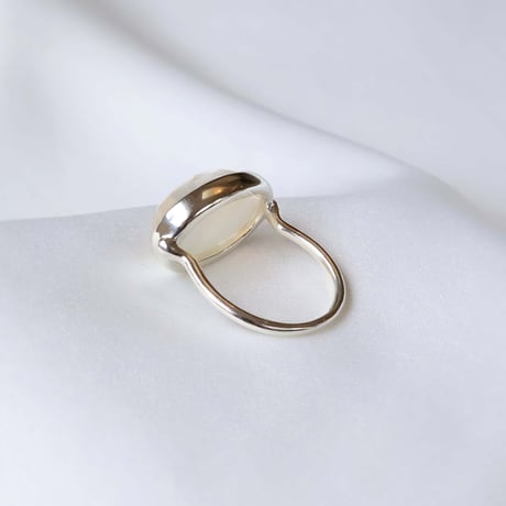 White Shell × Quartz Ring