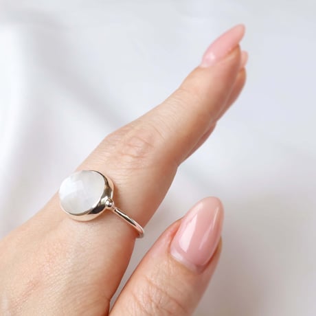 White Shell × Quartz Ring