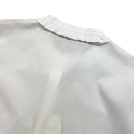 Parkes  リバティくるみボタンフリルカラー長袖シャツ-ホワイト