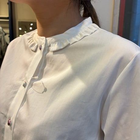 Parkes  リバティくるみボタンフリルカラー長袖シャツ-ホワイト