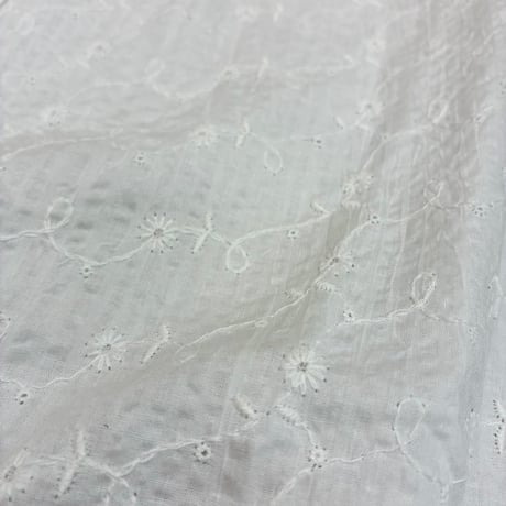 Parkes フリルネックサッカー生地刺繍フレンチスリーブシャツ- オフホワイト