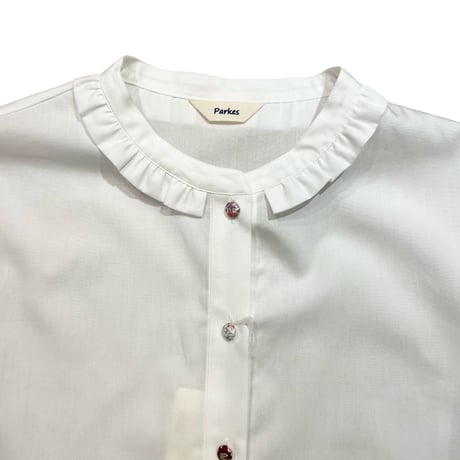 Parkes  リバティくるみボタンフリルカラー長袖シャツ-ホワイト