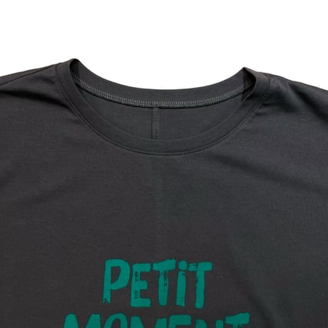 NUS フレンチスリーブロゴTシャツ - チャコール