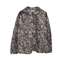 Parkes リバティプリント"Wild Flowers" フリル付きブラウス- ネイビー