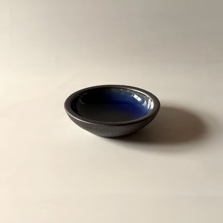 深皿（3.5寸／約10.5cm）呉須・外鉄　（05）