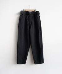 COMOLI _ ブラックデニム ベルテッドパンツ