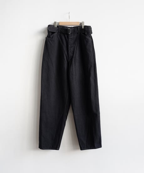 COMOLI _ ブラックデニム ベルテッドパンツ
