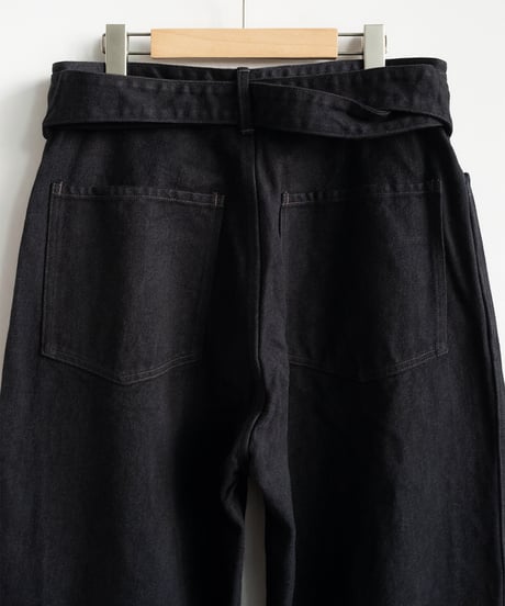 COMOLI _ ブラックデニム ベルテッドパンツ