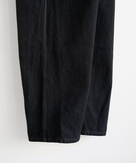 COMOLI _ ブラックデニム ベルテッドパンツ